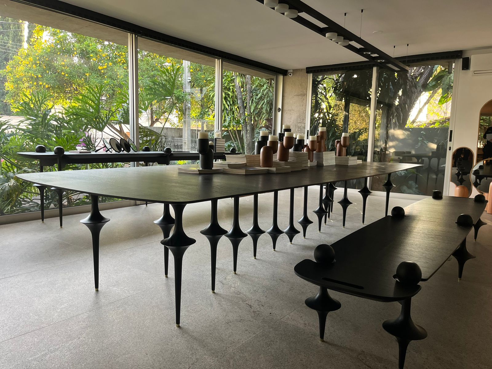 BANCO BAILARINA E MESA DE JANTAR BAILARINA E APARADOR BAILARINA