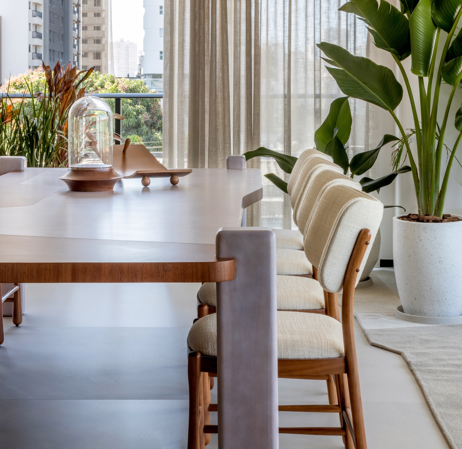 CADEIRA CHUVA E MESA DE JANTAR DESLOCADA (2)