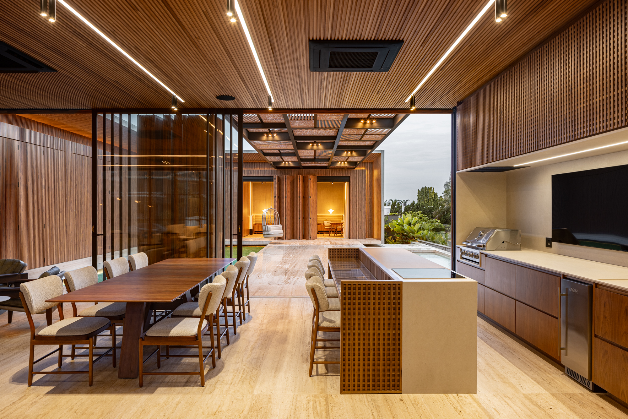 CADEIRA MARCELO E MESA DE JANTAR TRAVESSAO