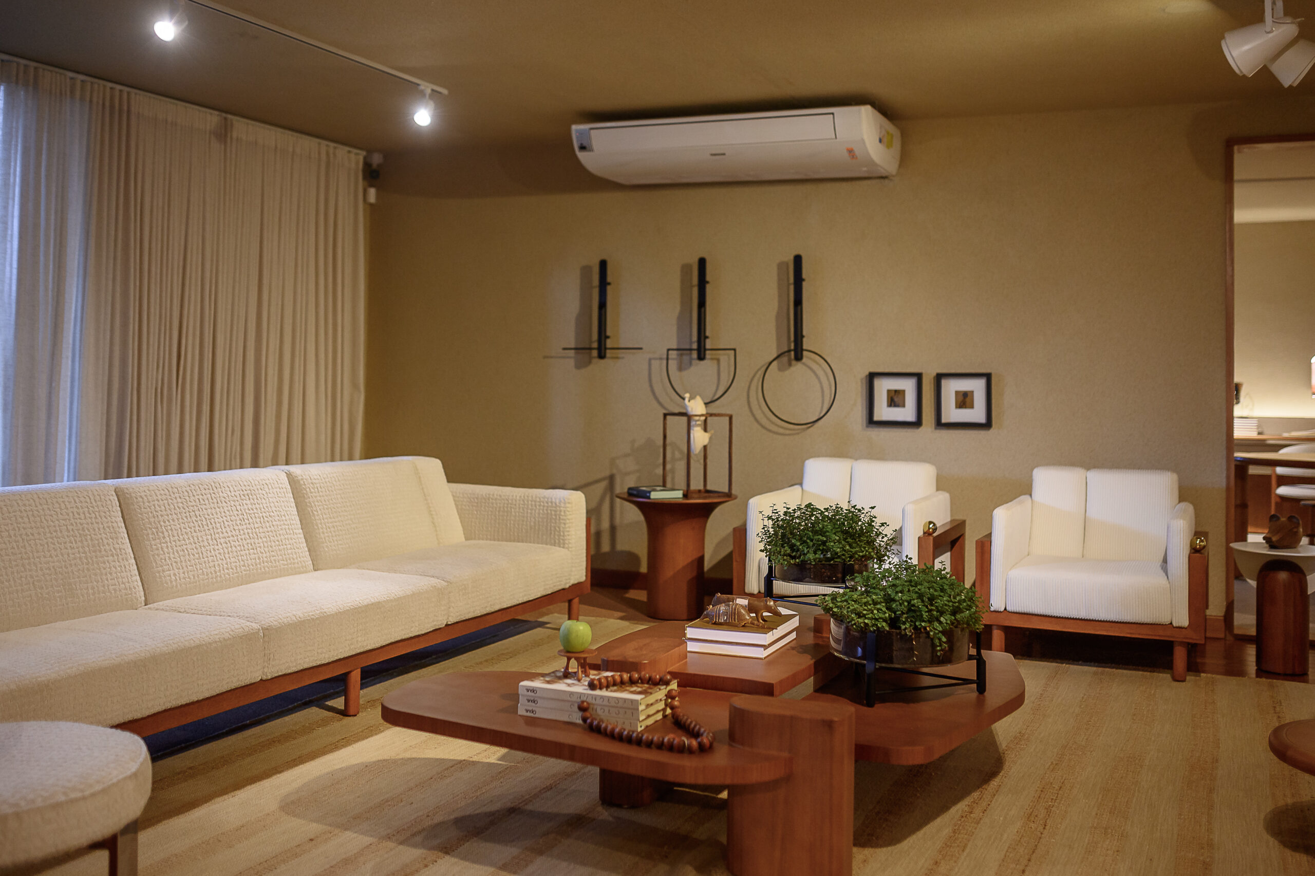 MESA DE CENTRO DESLOCADA E SOFA BRASILEIRINHO E MESA LATERAL DUDA
