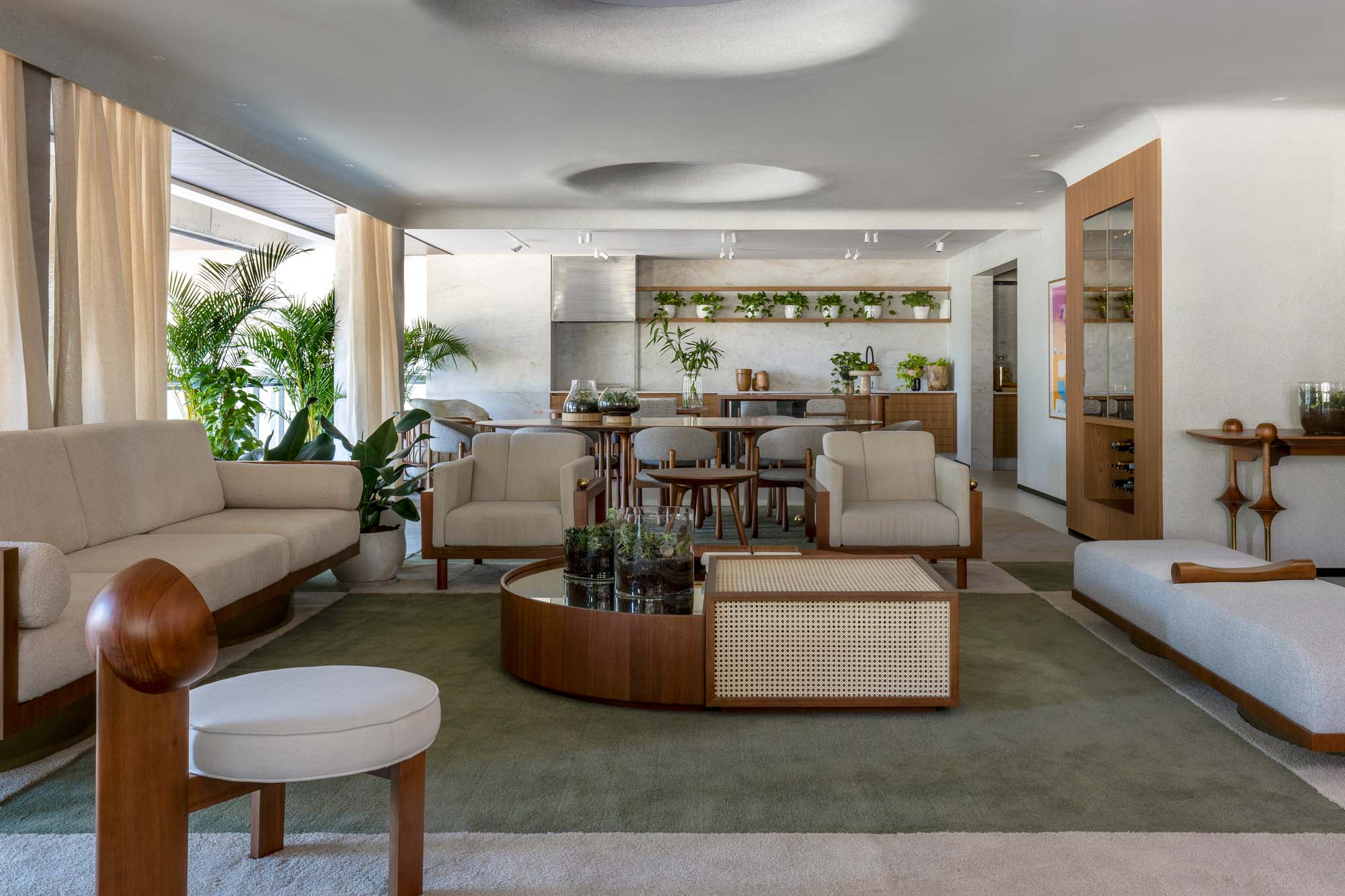 MESA DE CENTRO ENCAIXE E POLTRONA LINA E BANCO PRETO E BRANCO E POLTRONA BRASILEIRINHA