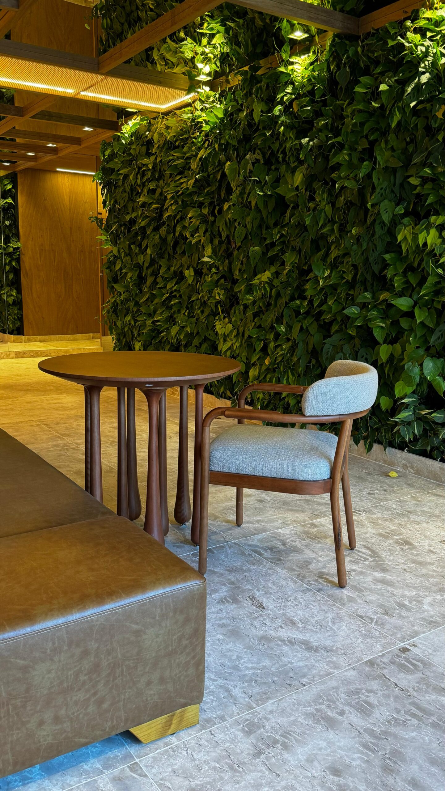 MESA LATERAL CHUVA E POLTRONA MALU