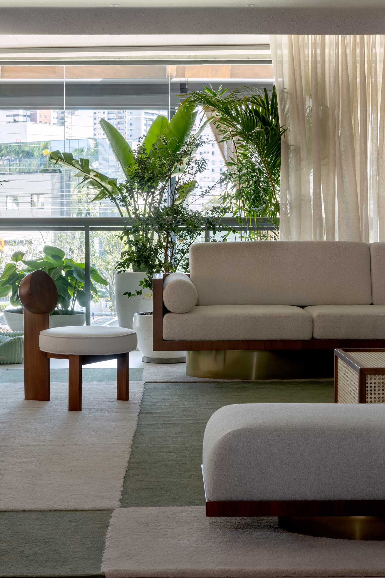 POLTRONA LINA E SOFA PRETO E BRANCO