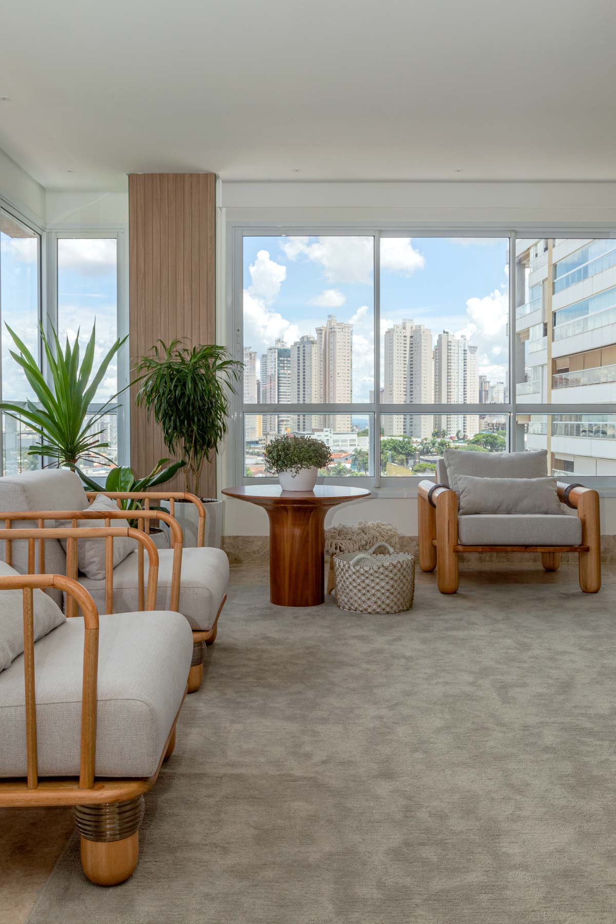 POLTRONA PARA SER FELIZ 01 E 02 E MESA LATERAL DUDA REDONDA