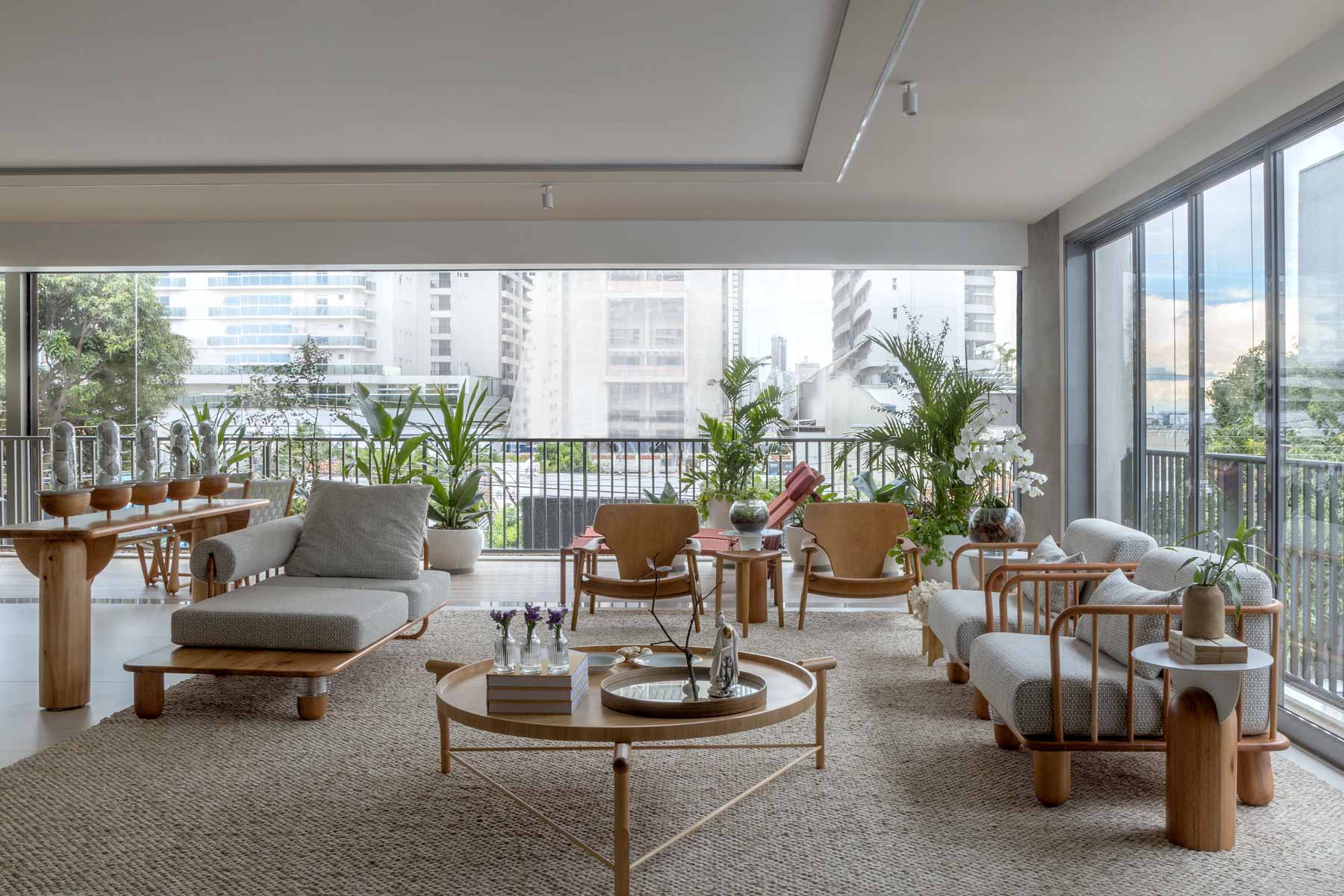 POLTRONA PARA SER FELIZ 01 MESA DE CNETRO PRETO E BRANCO