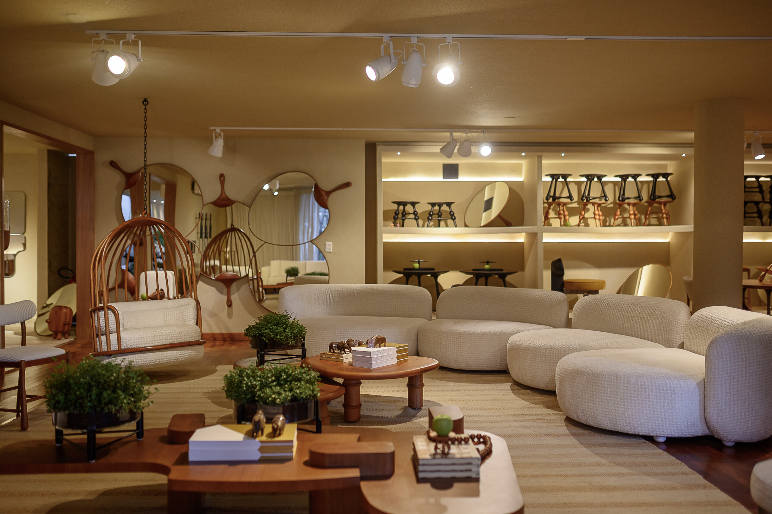 SOFA OPUS E BALANCO PARA SER FELIZ E MESA DE CENTRO BAMBU