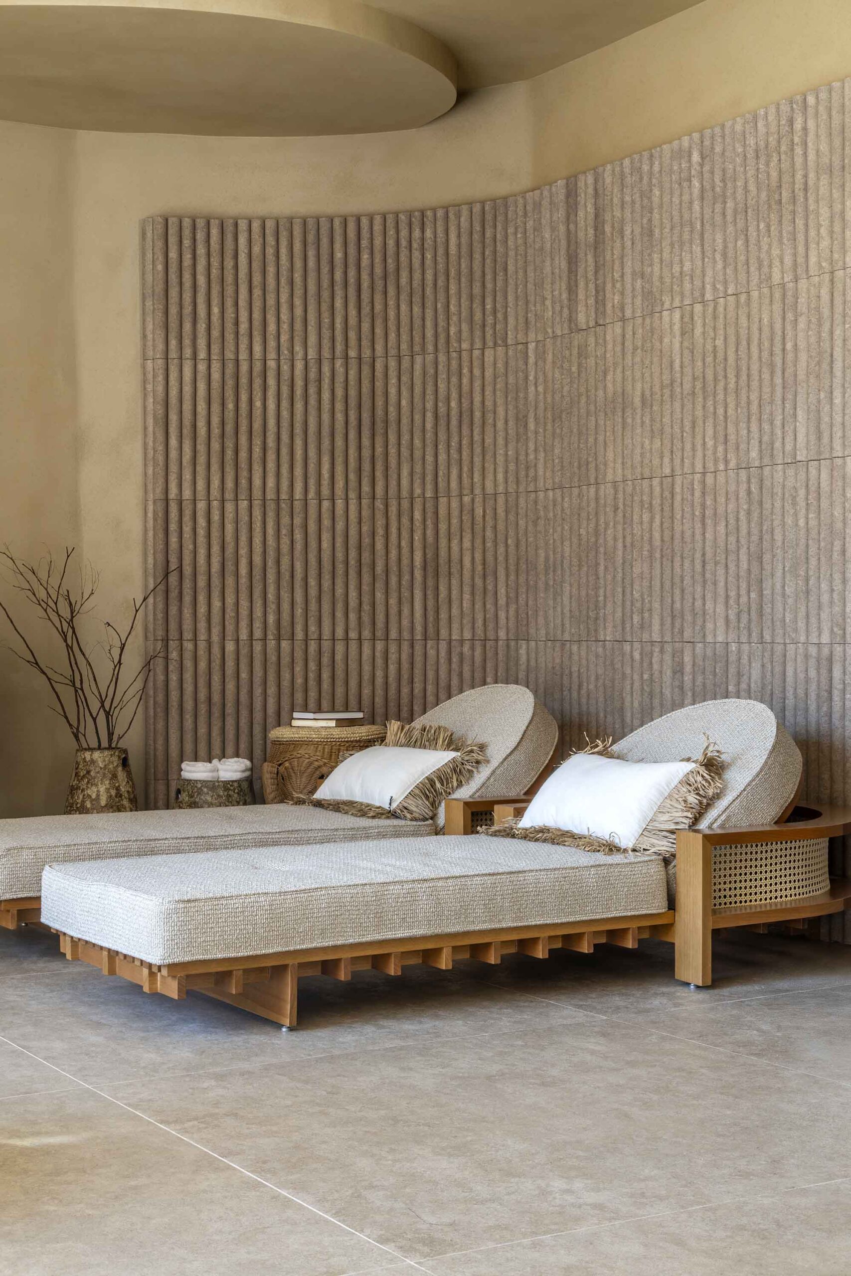 CHAISE MARIA ABADIA (2)