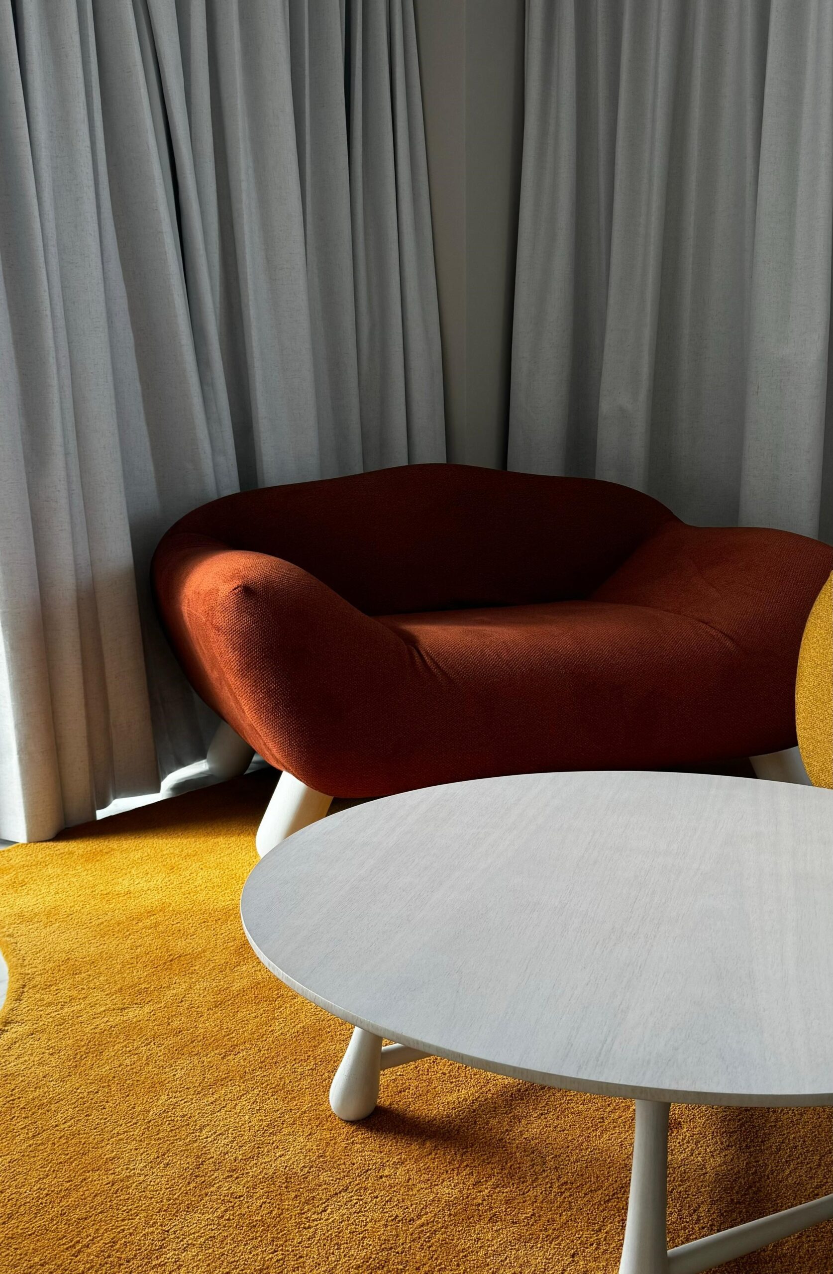 POLTRONA NATHAN E MESA DE CENTRO GOTA REDONDA