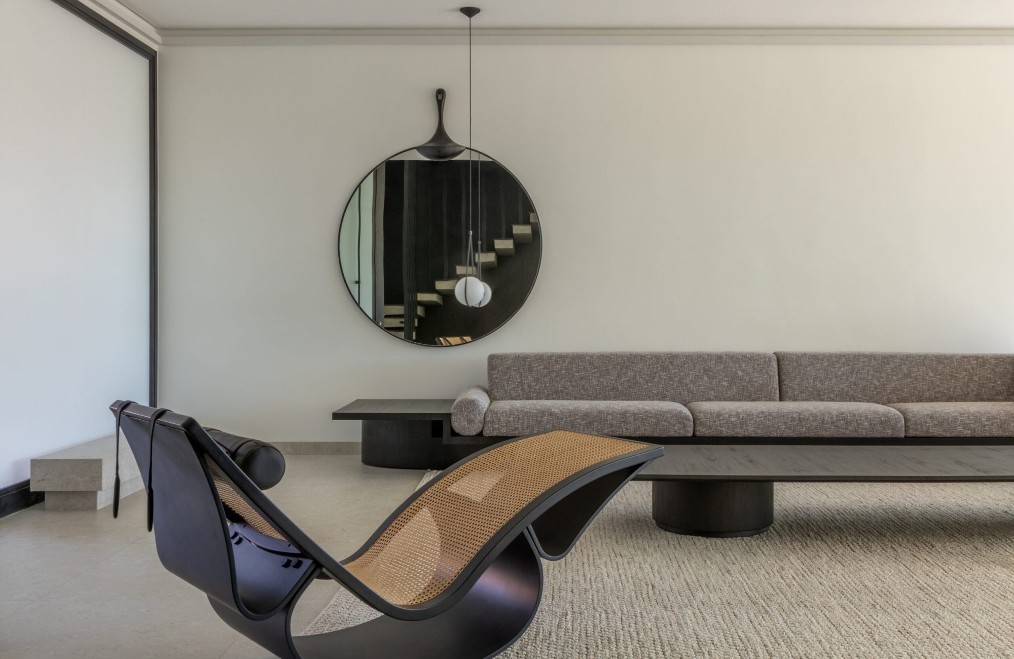 ESPELHO DE PAREDE CHUVA REDONDO E SOFA PRETO E BRANCO 01