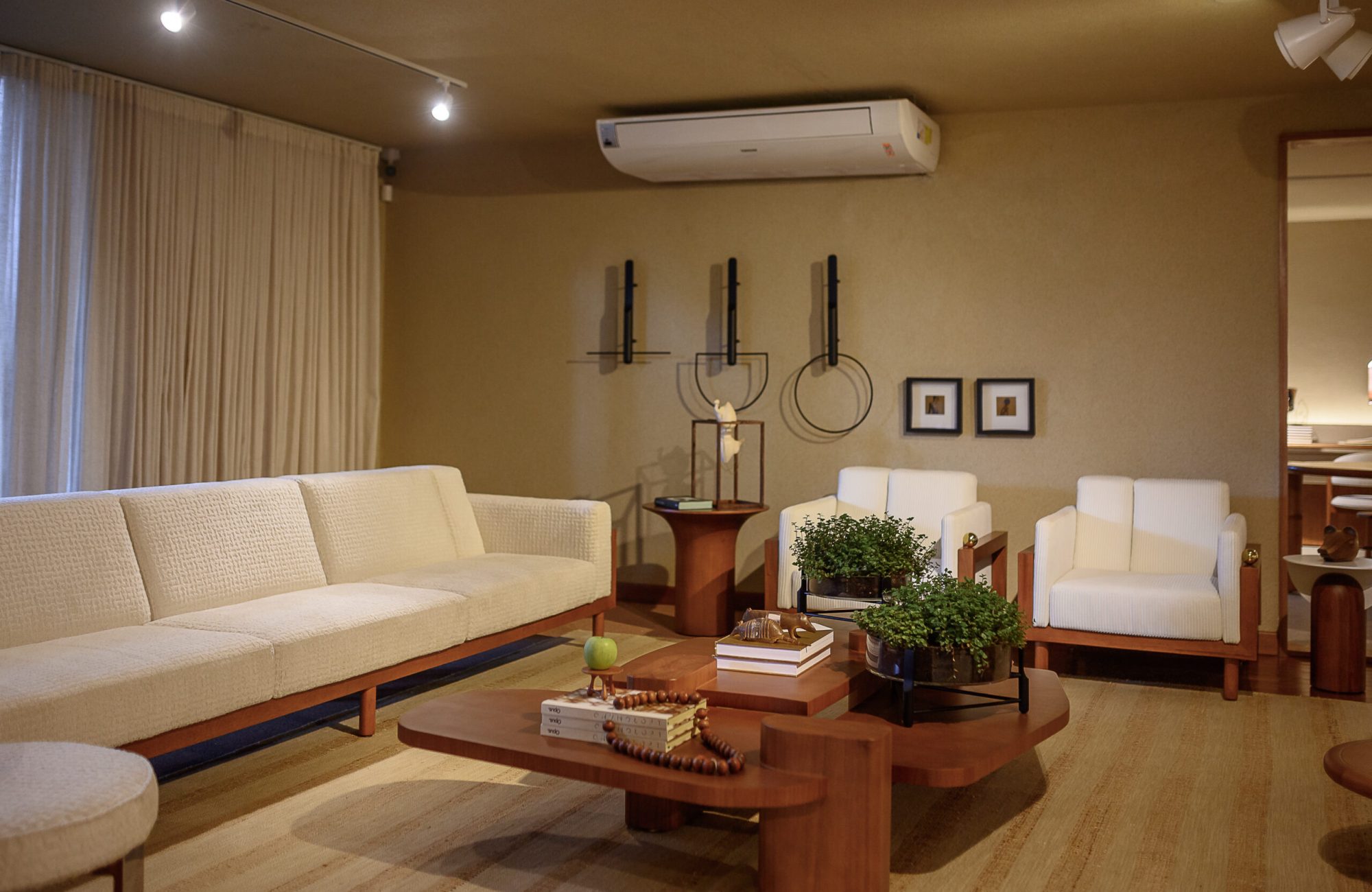 MESA DE CENTRO DESLOCADA E SOFA BRASILEIRINHO E MESA LATERAL DUDA