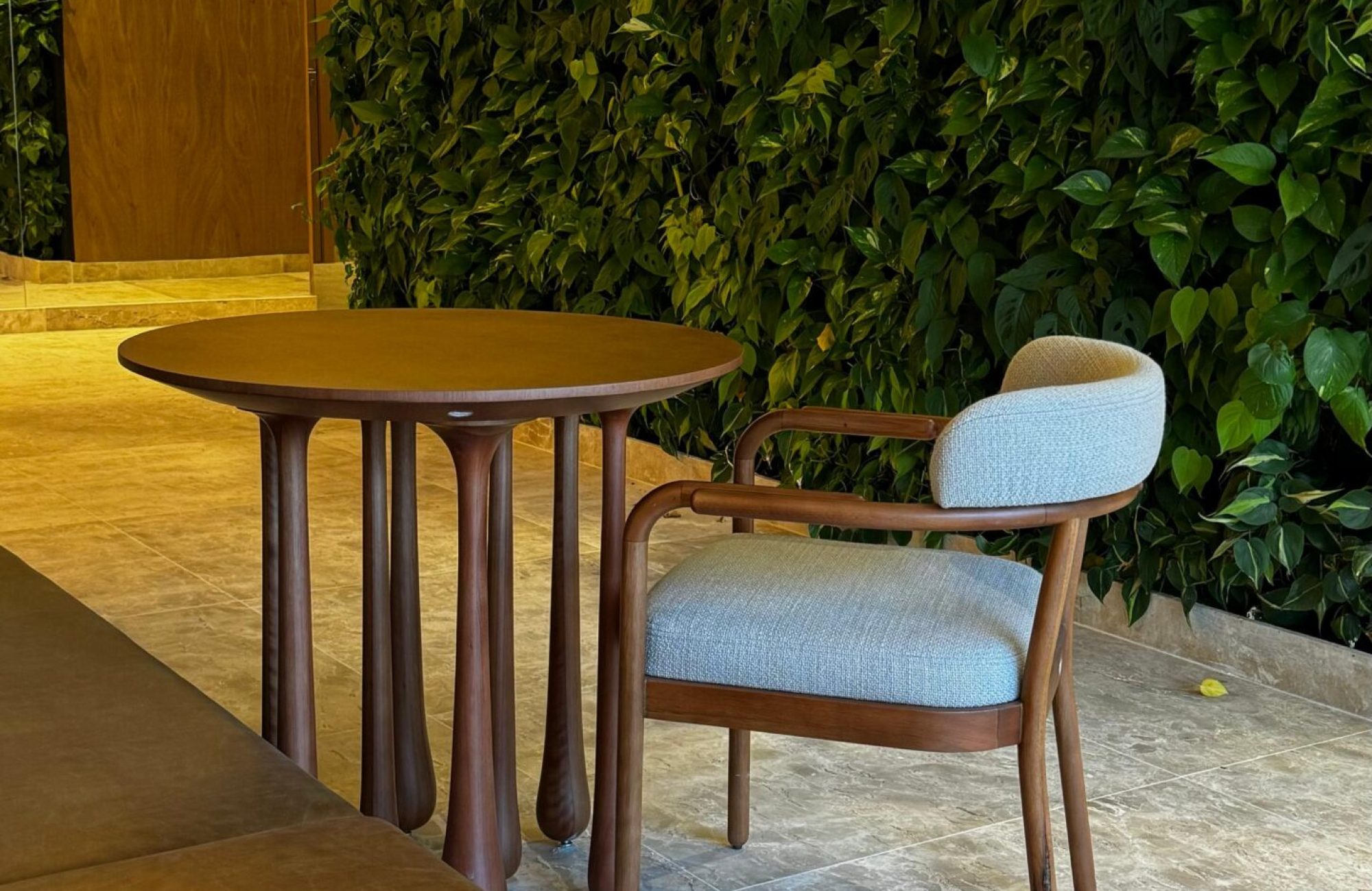 MESA LATERAL CHUVA E POLTRONA MALU