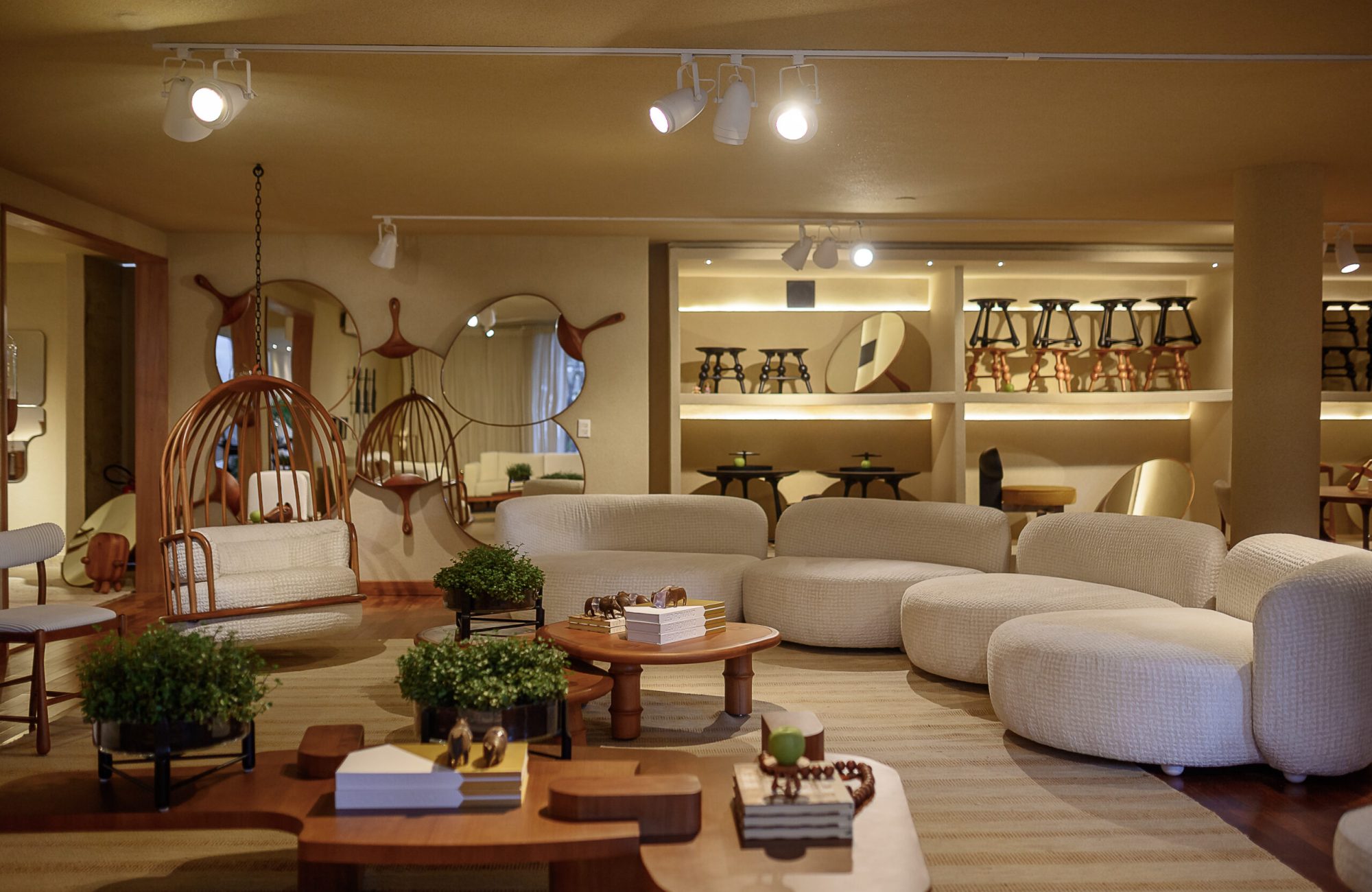 SOFA OPUS E BALANCO PARA SER FELIZ E MESA DE CENTRO BAMBU