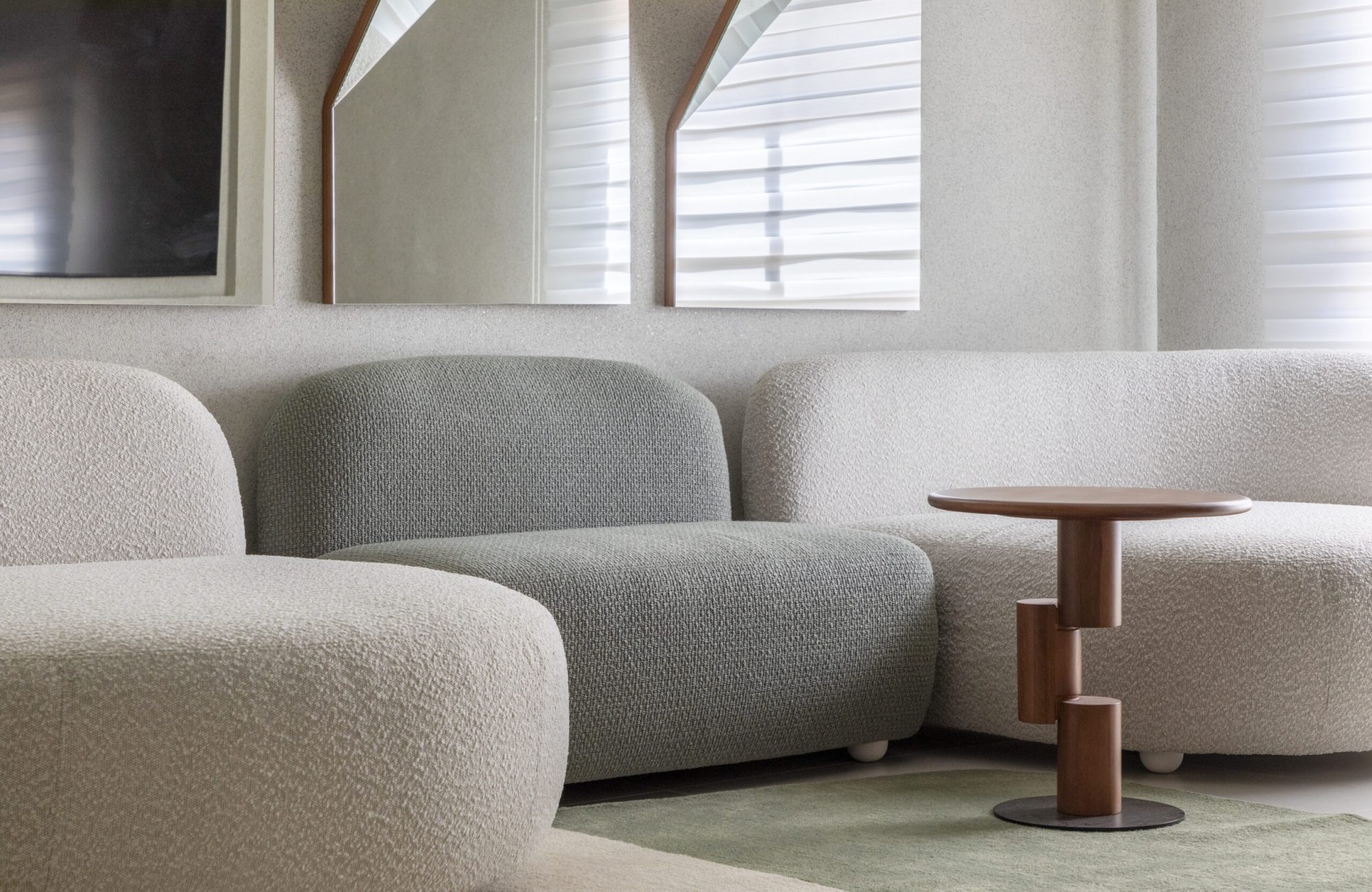 SOFA OPUS E MESA LATERAL PISA 01